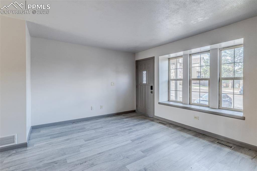 6816 Ravencrest DR, Colorado Springs, CO 80919