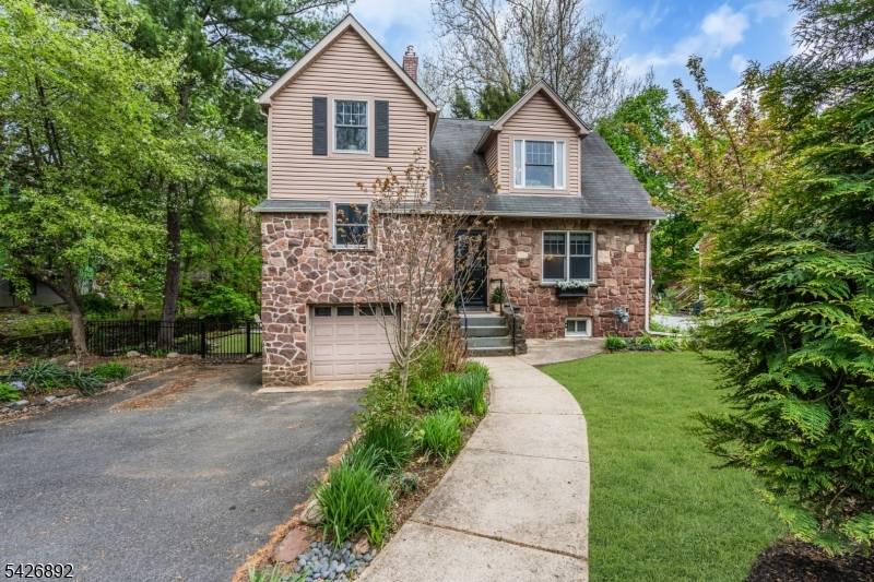10 Passaic Ave, Roseland Boro, NJ 07068