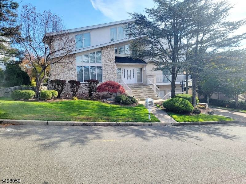 307 Center St, Englewood Cliffs Boro, NJ 07632
