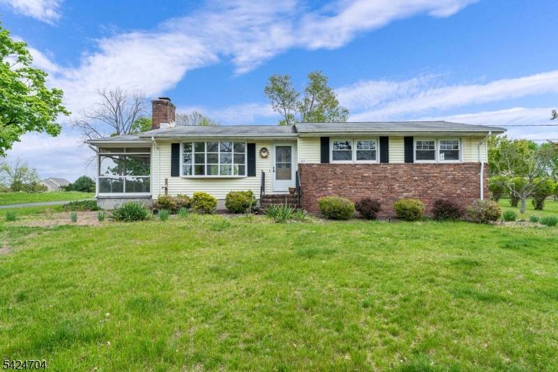 123 Lilac Dr, Clinton Twp., NJ 08801