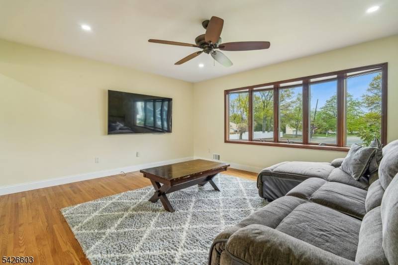 2 Marc Ct, Edison Twp., NJ 08820