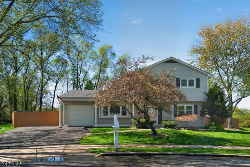 8 Lee Ct, Mount Olive Twp., NJ 07836