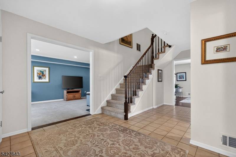 8 Lee Ct, Mount Olive Twp., NJ 07836