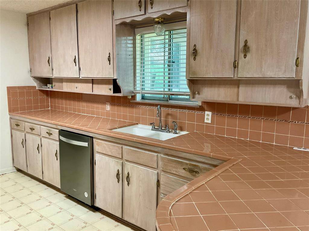 8600 Twilight Drive W, Benbrook, TX 76116
