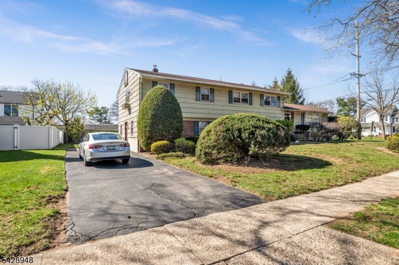 204 Tryon Pl, Paramus Boro, NJ 07652