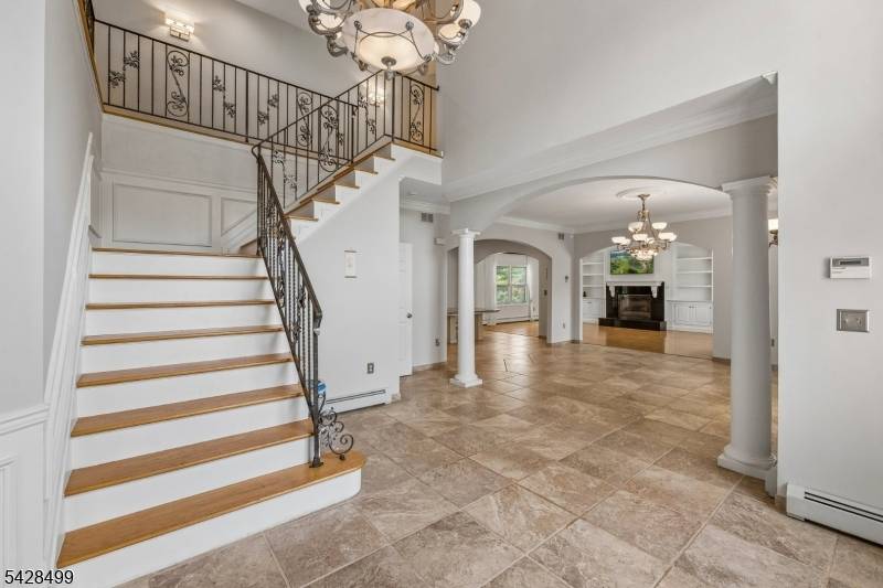 5 Francesca Ct, East Hanover Twp., NJ 07936