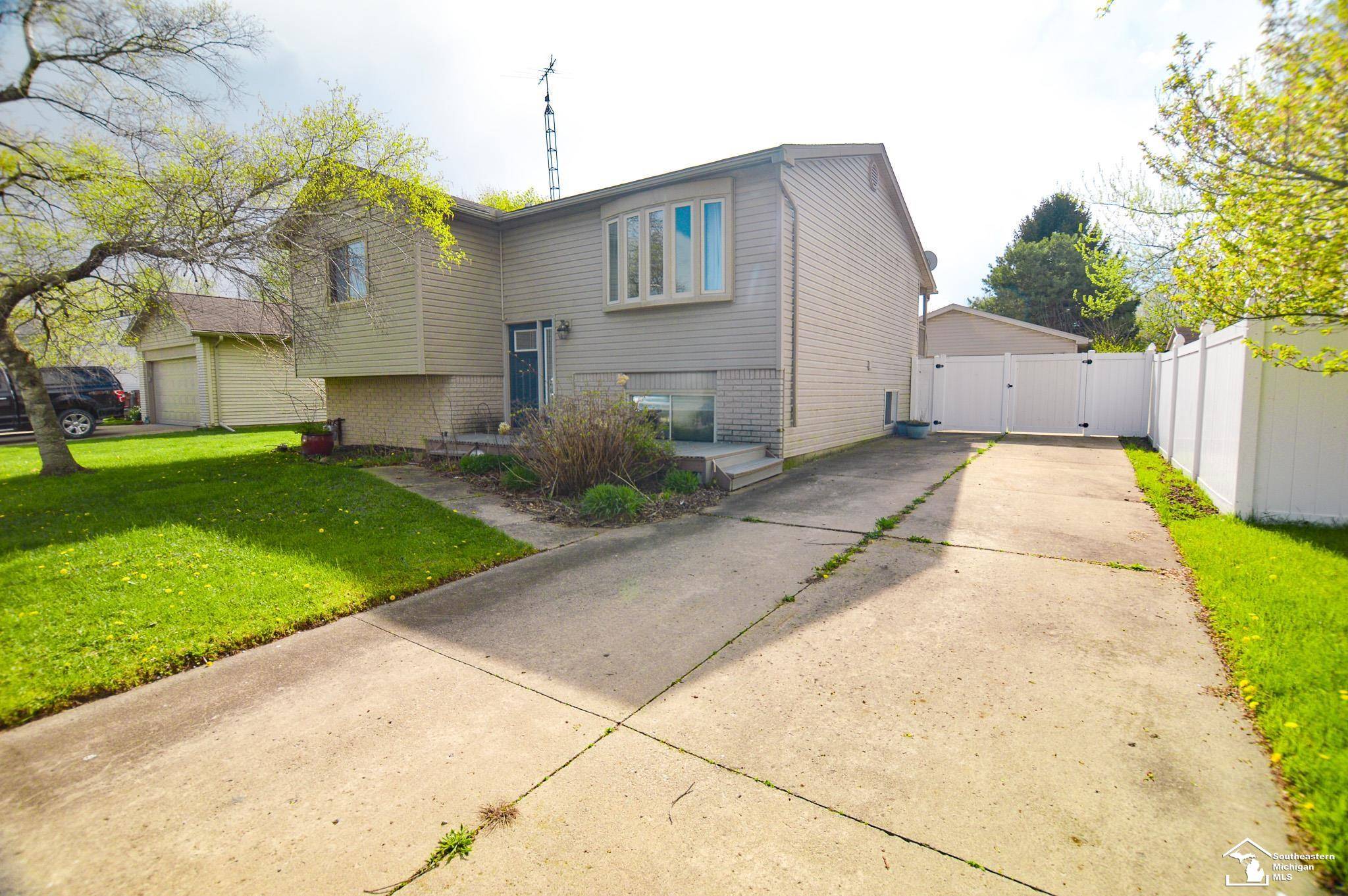 8675 Lillian DR, Berlin Twp, MI 48166