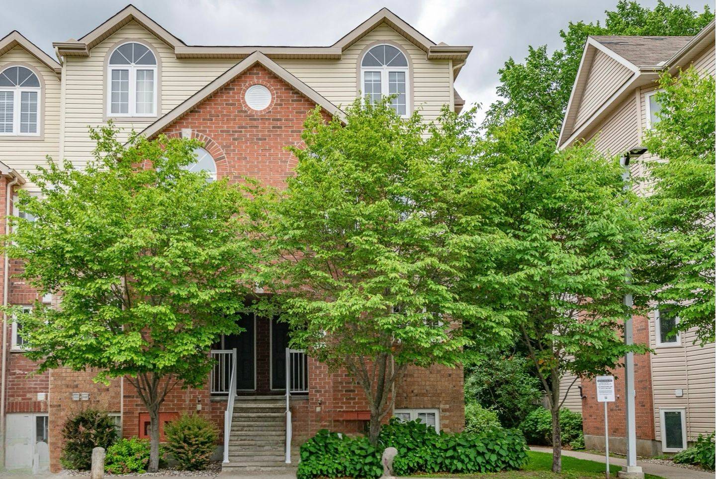 111 Steele Park Private, Cyrville - Carson Grove - Pineview, ON K1J 0J2
