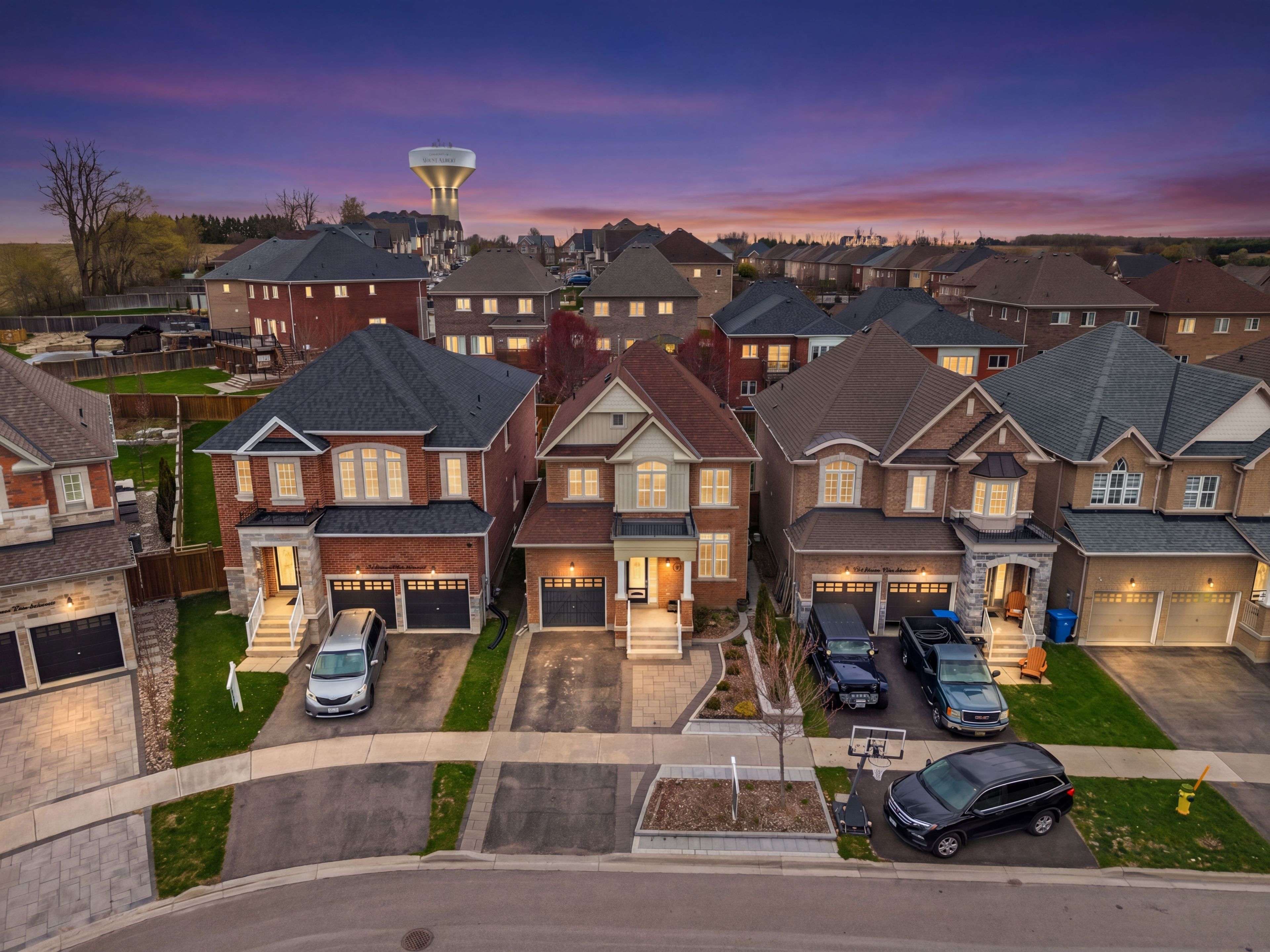 22 Manor Glen CRES, East Gwillimbury, ON L0G 1M0