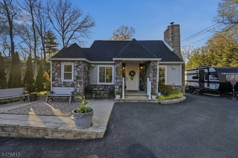 101 Pitney Rd, Hopatcong Boro, NJ 07821