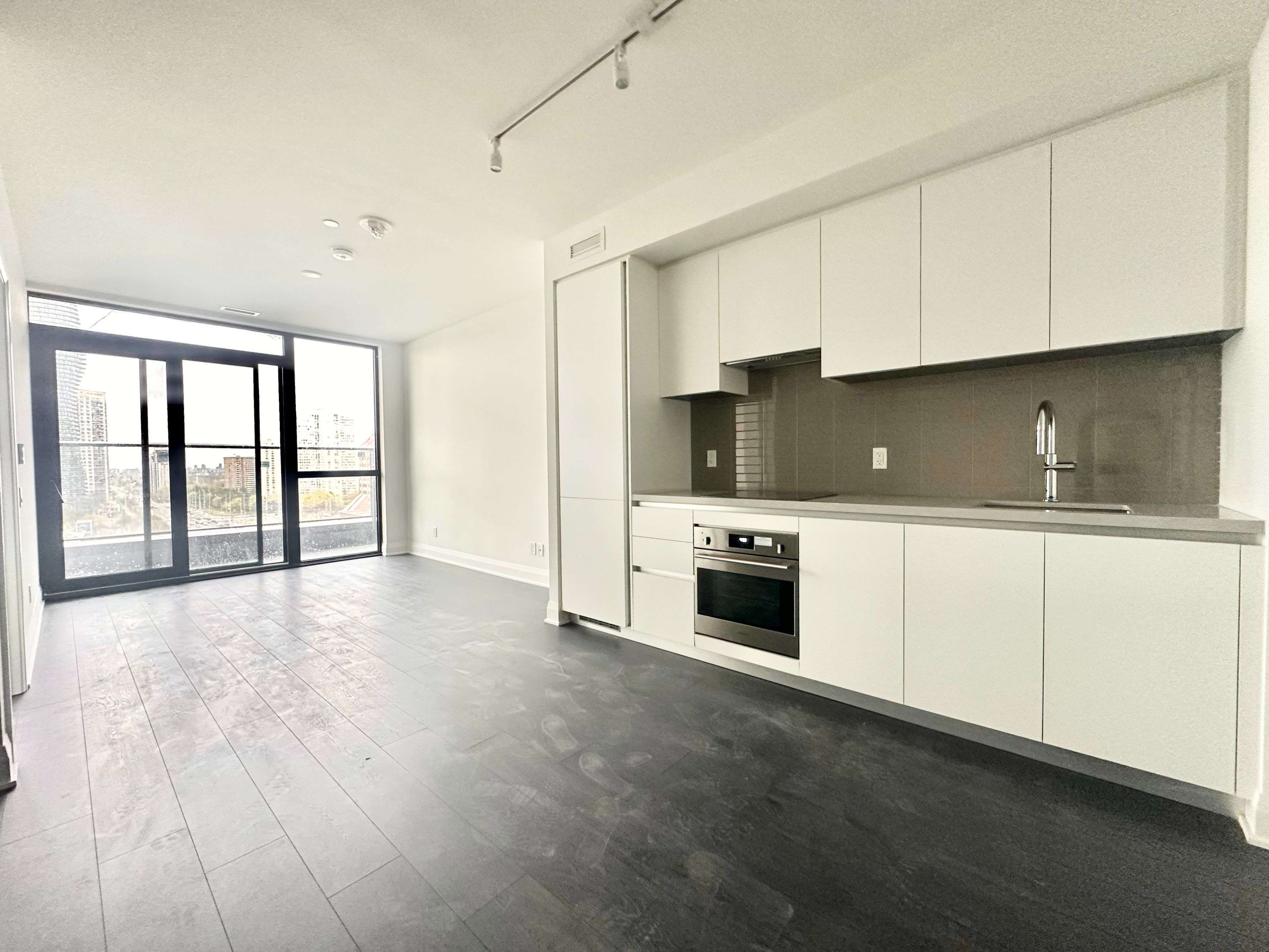 2 Erskine RD #711, Mississauga, ON L5B 0S1