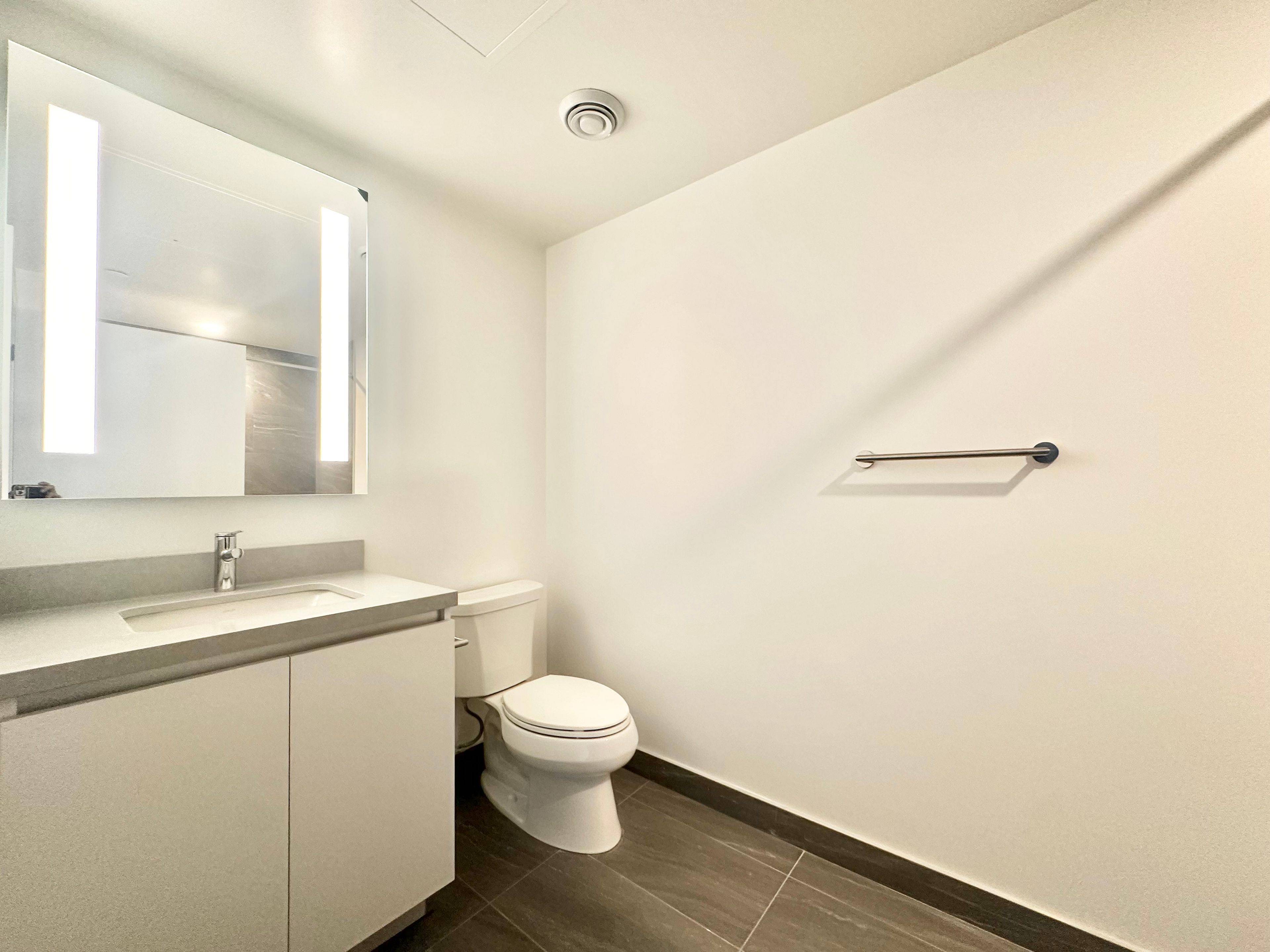 2 Erskine RD #711, Mississauga, ON L5B 0S1