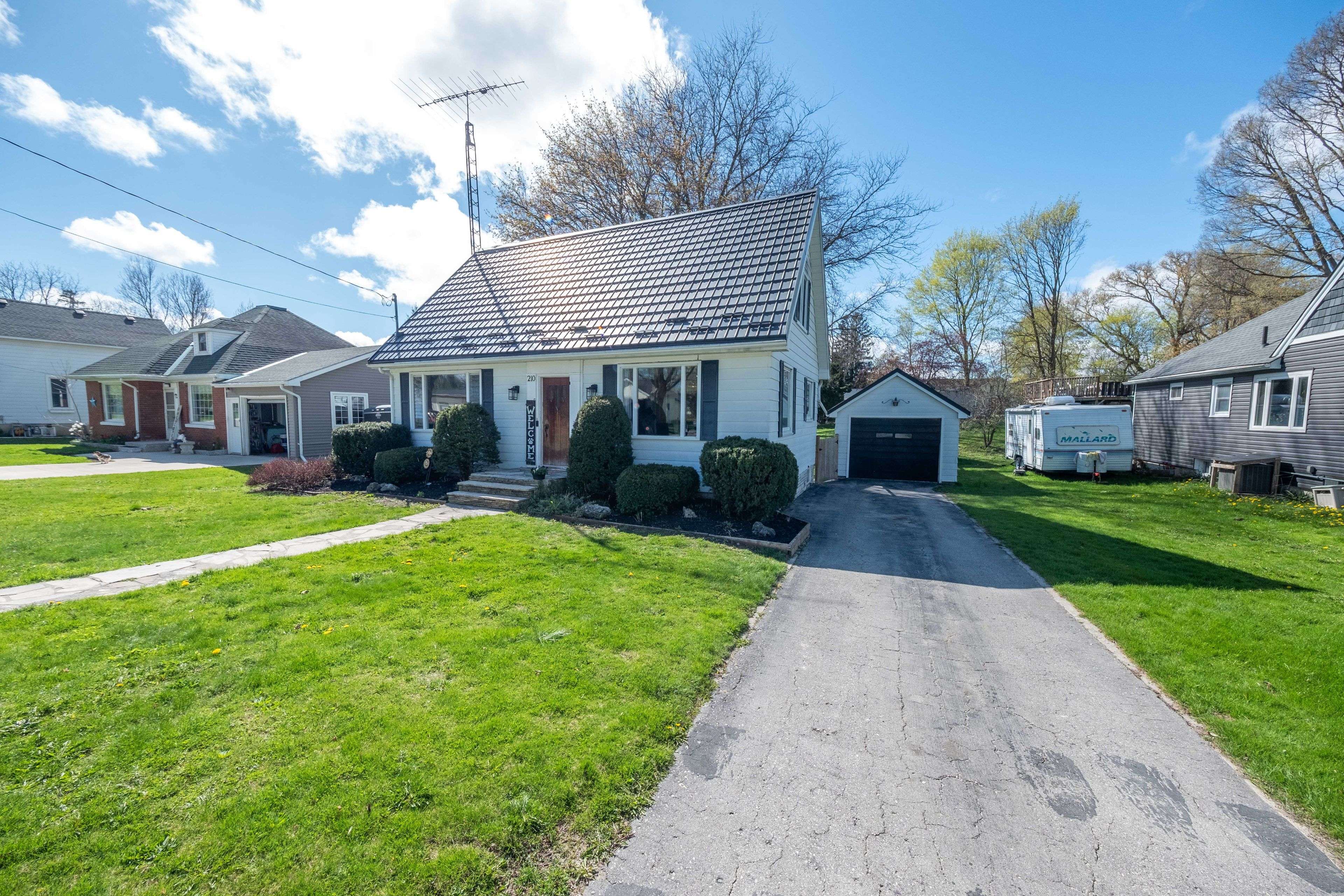 210 LEOPOLD ST, North Huron, ON N0G 2W0