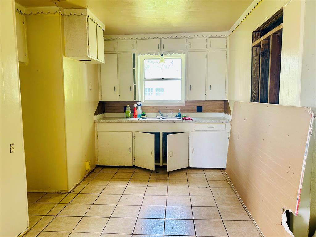 202 N 1st Street, Point, TX 75472