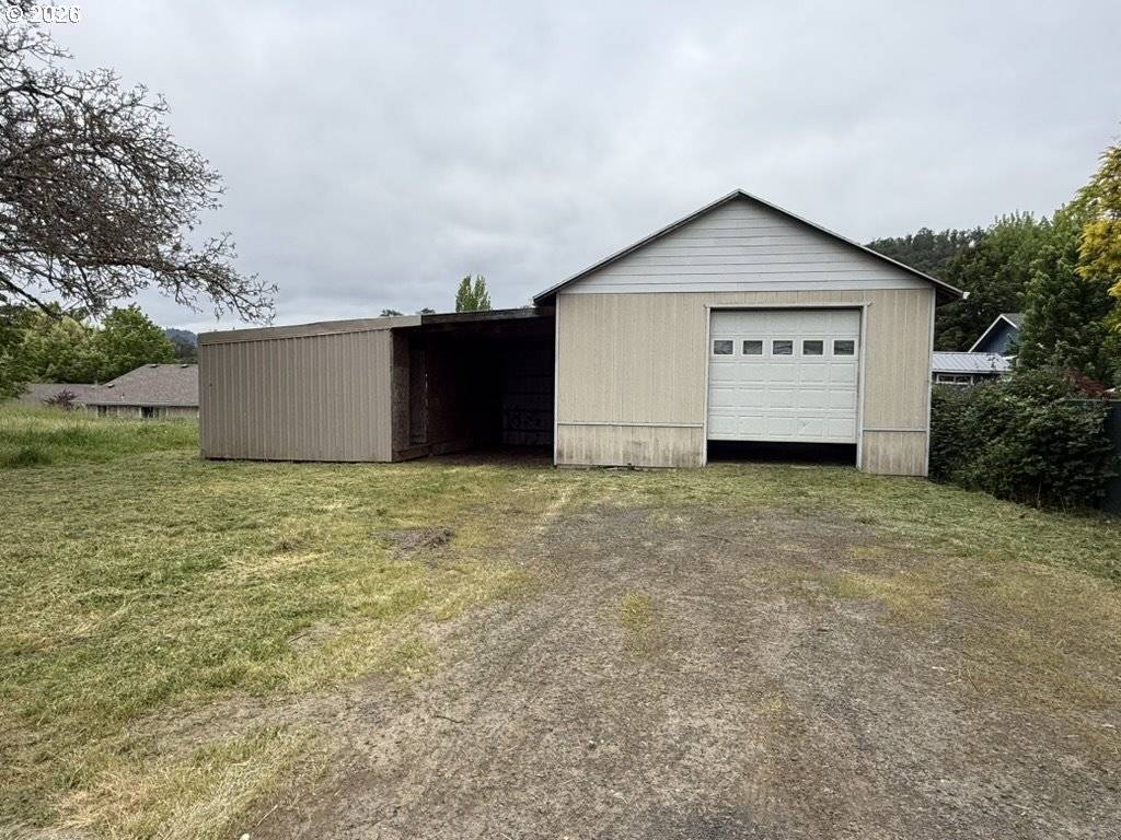 1420 NW GROVE ST, Roseburg, OR 97471