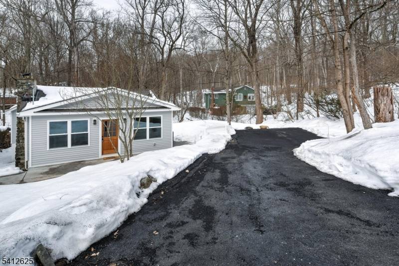 39 Old Rd, Ringwood Boro, NJ 07456