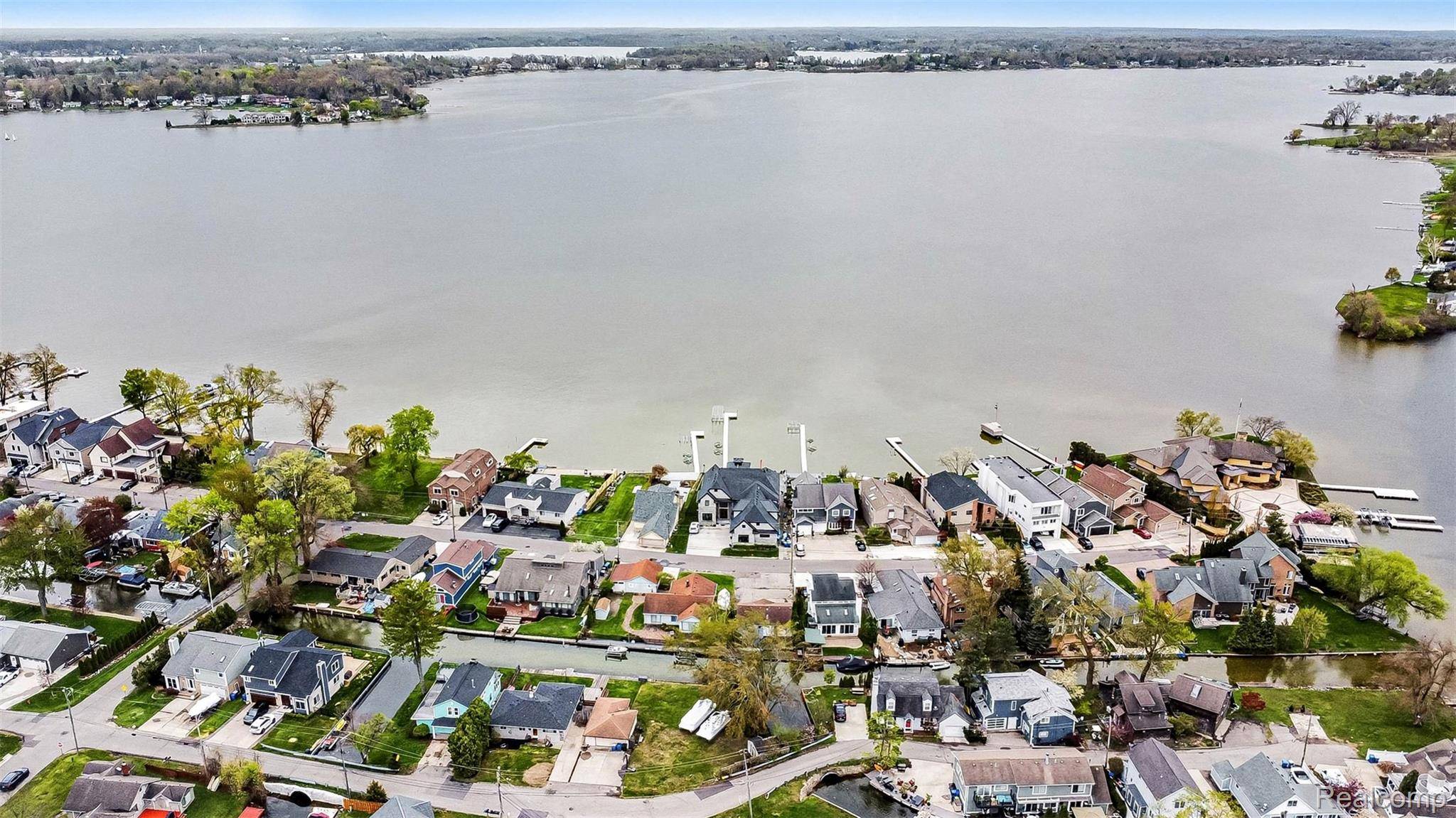 1430 Rossdale DR, Waterford Charter Township, MI 48328