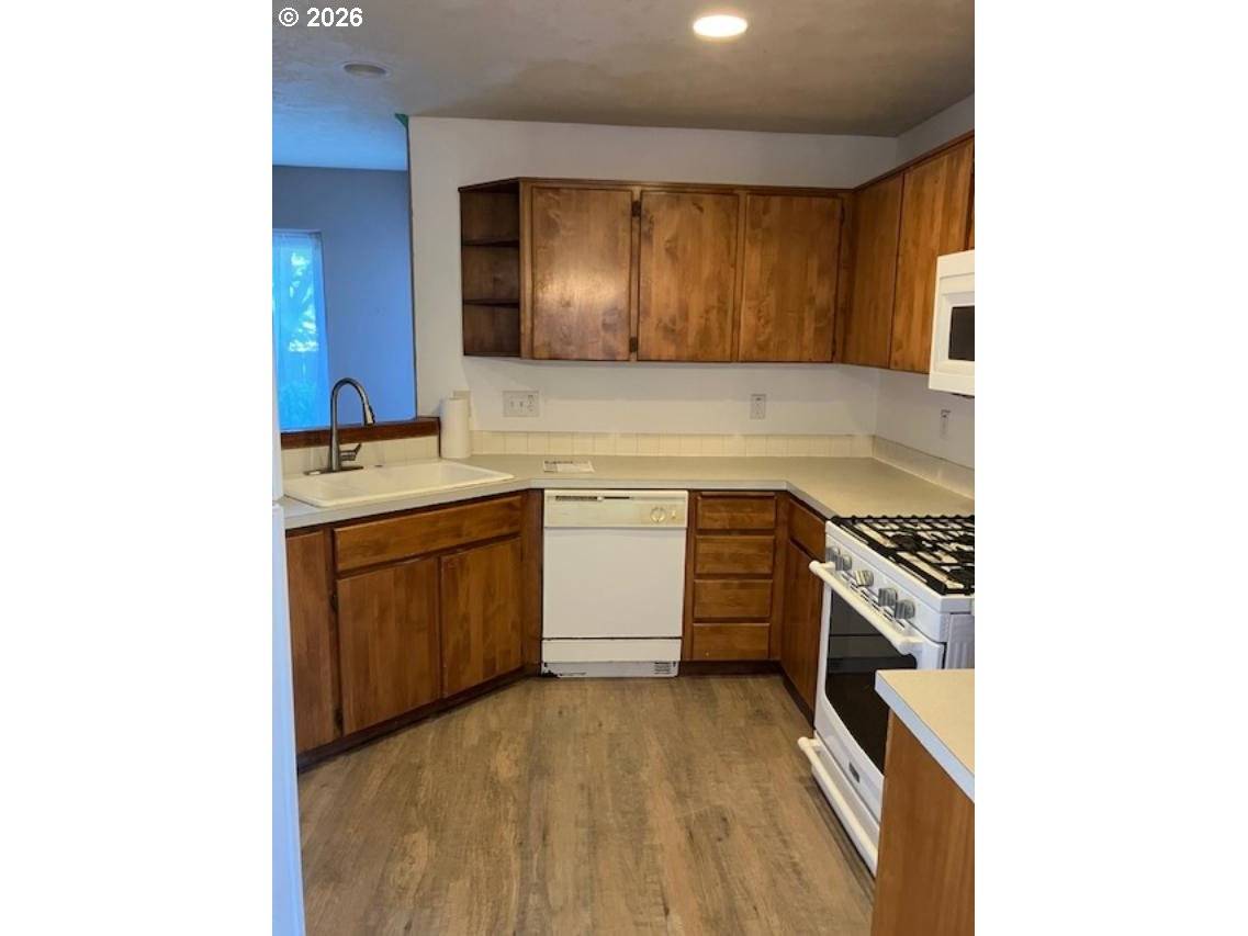 945 NE Lija LOOP, Portland, OR 97211