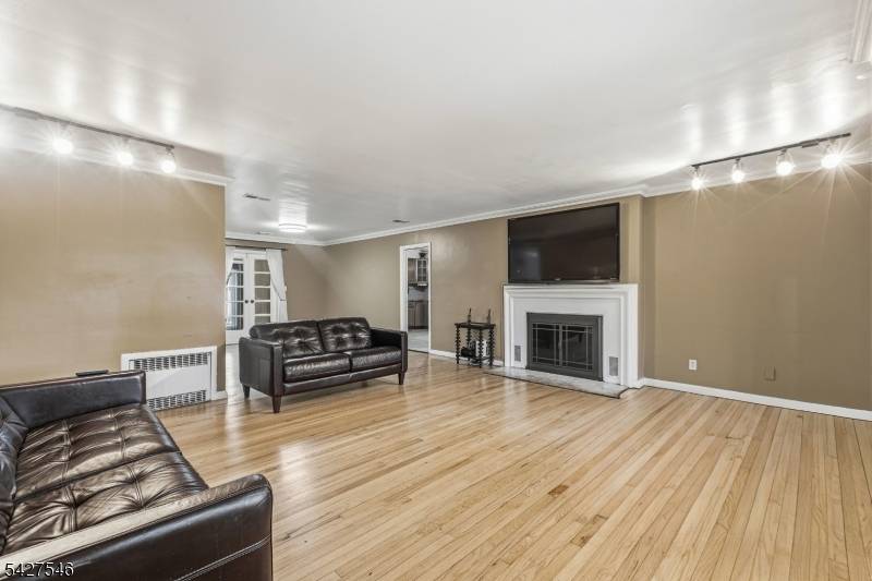 555 Riverside Dr, Elizabeth City, NJ 07208