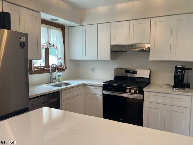 14 Village Dr, Hamburg Boro, NJ 07419