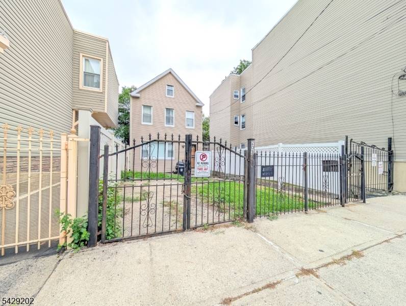 203 Lake St, Newark City, NJ 07104
