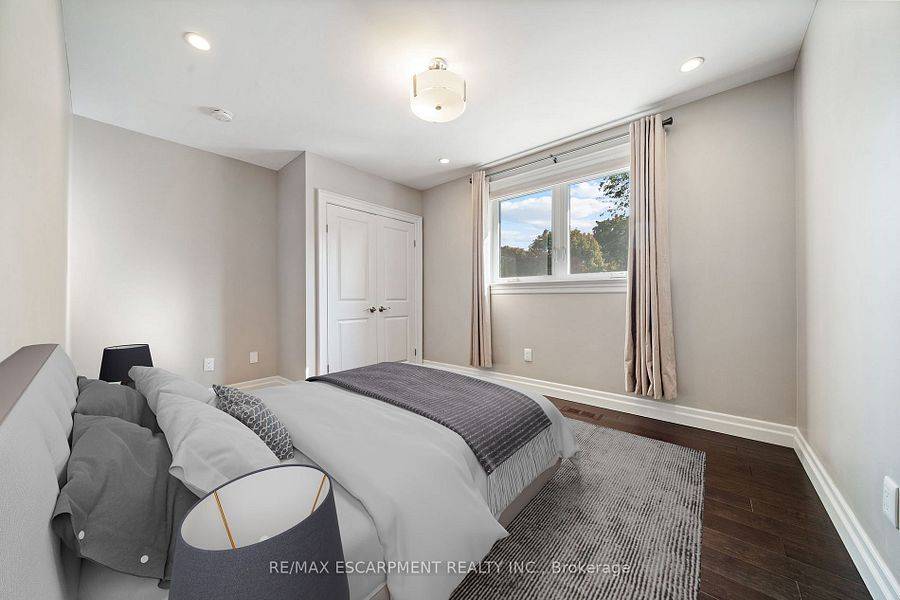1300 Braeside DR, Oakville, ON L6J 2A4