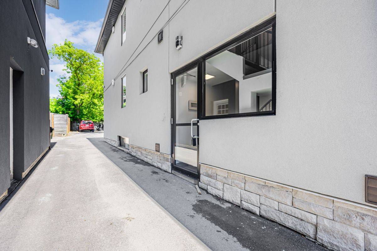 18 Cavell AVE, Toronto W06, ON M8V 1P2