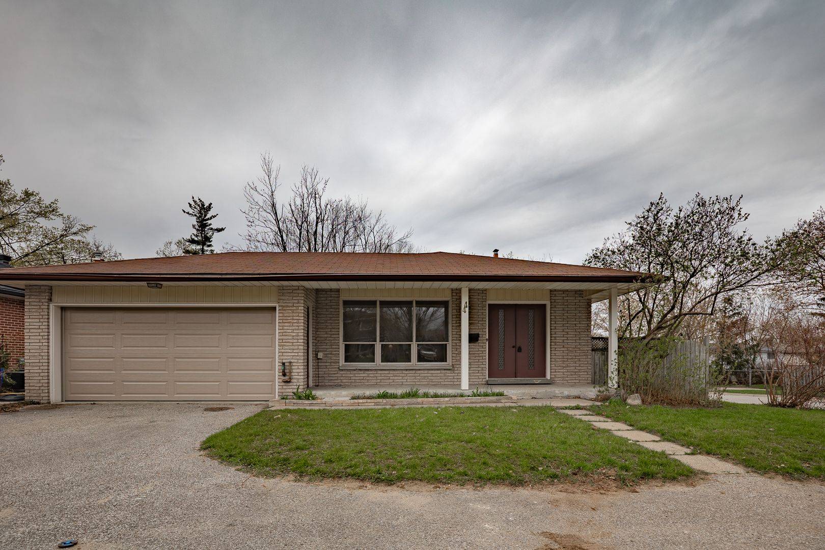 44 Marshall ST, Barrie, ON L4N 3S7