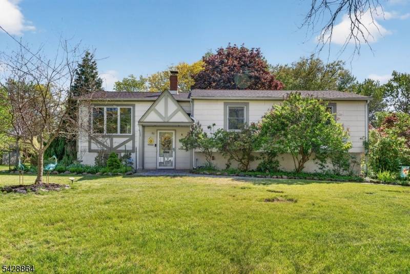 17 Lynn Ct, Hillsborough Twp., NJ 08844