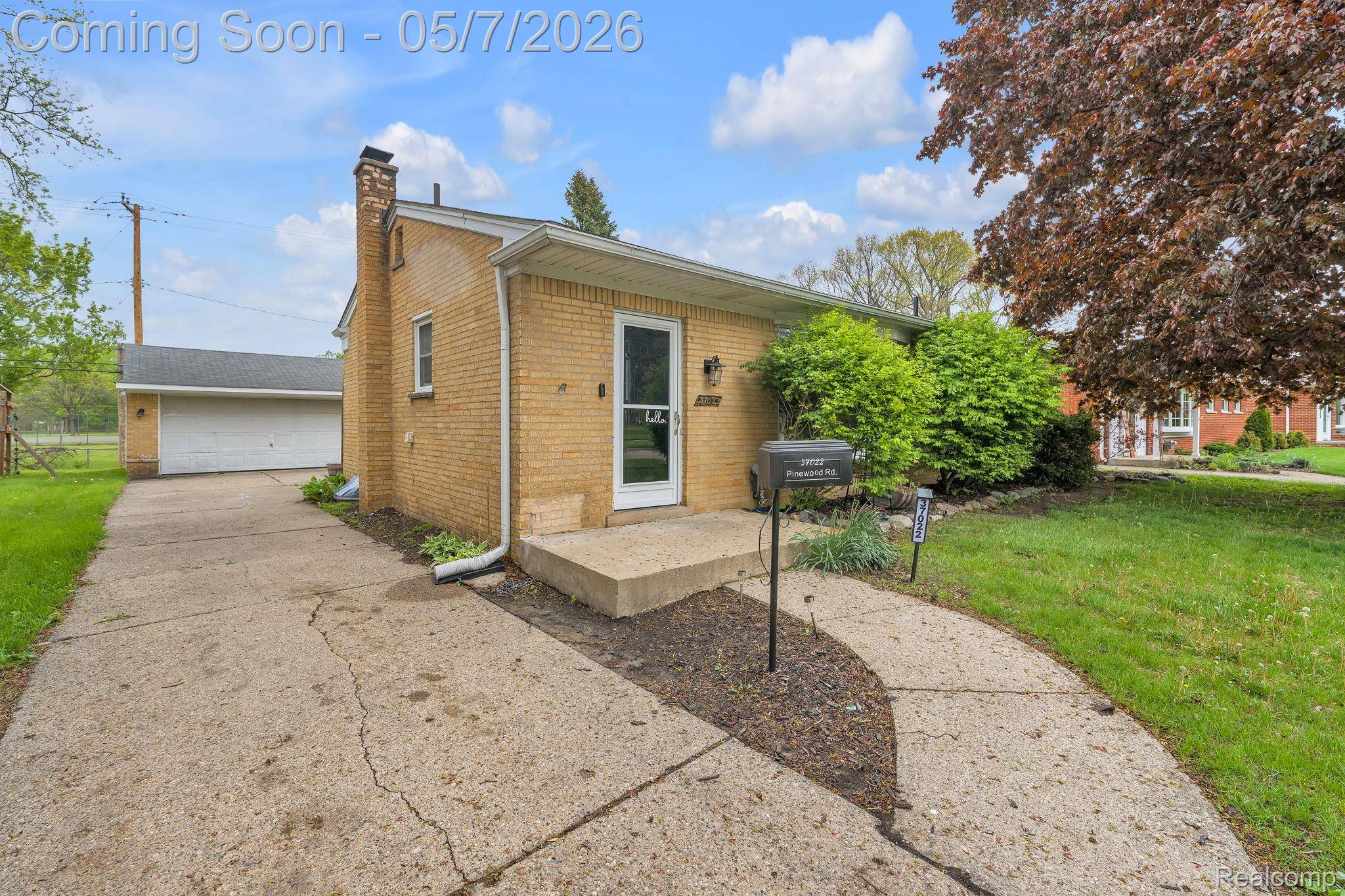 37022 Pinewood RD, Wayne, MI 48184