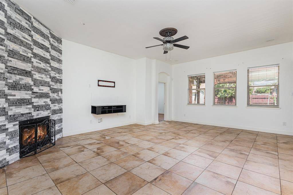 601 Valencia Drive, Arlington, TX 76002