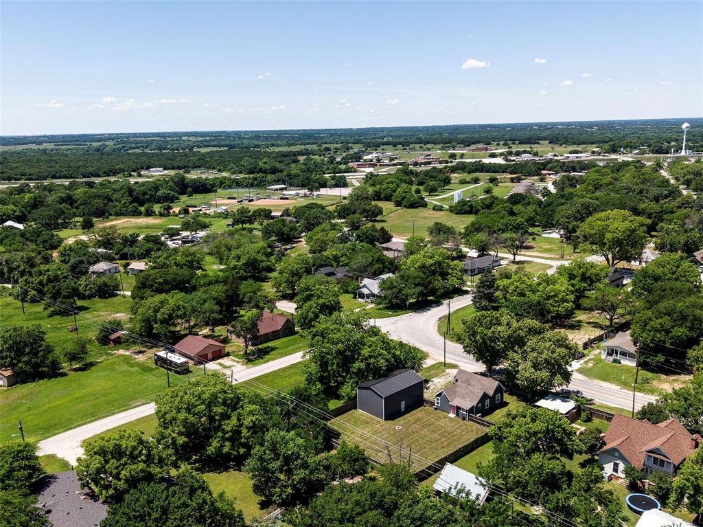 207 S Wickham Street, Alvord, TX 76225