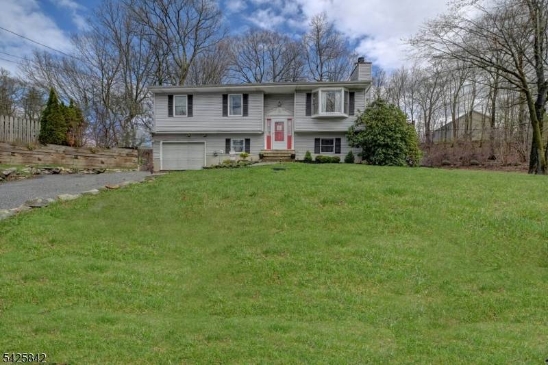 4 Birch Dr E, Vernon Twp., NJ 07422