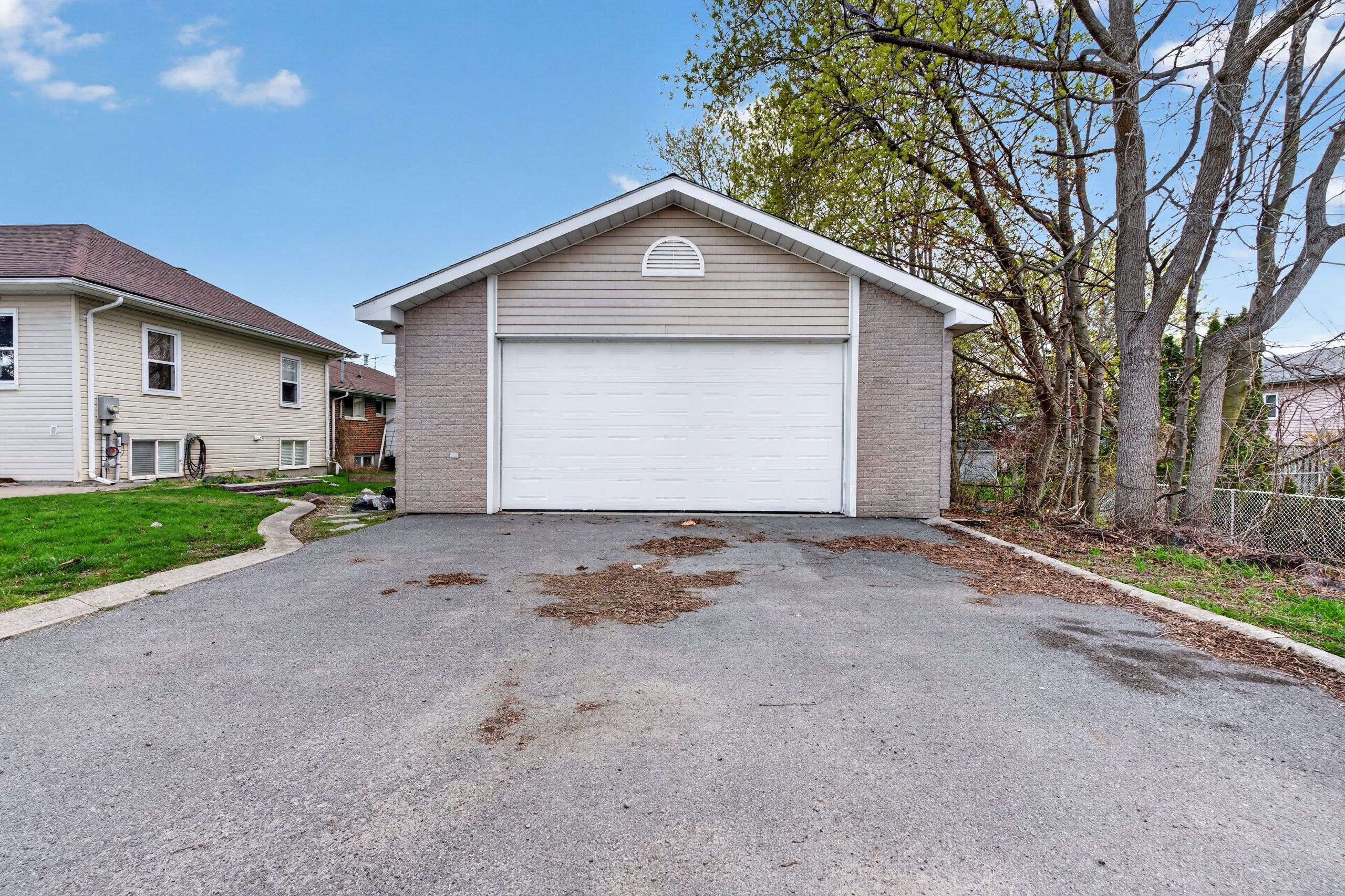 300 HERBERT ST, Gananoque, ON K7G 3G3