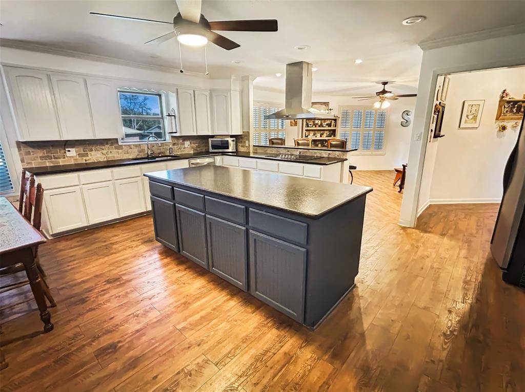 903 N Hoover Avenue, Cameron, TX 76520