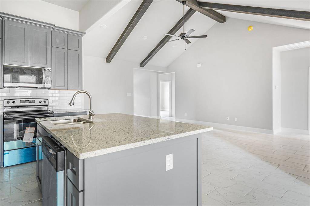 407 E Willingham Street, Cleburne, TX 76031