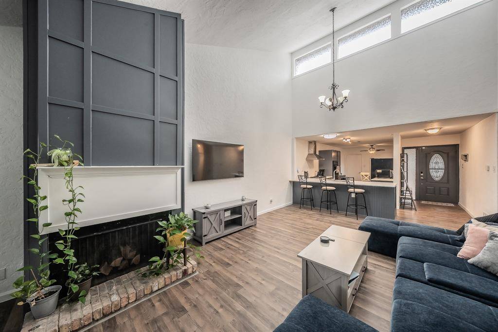 1001 Woodoak Court, Fort Worth, TX 76112