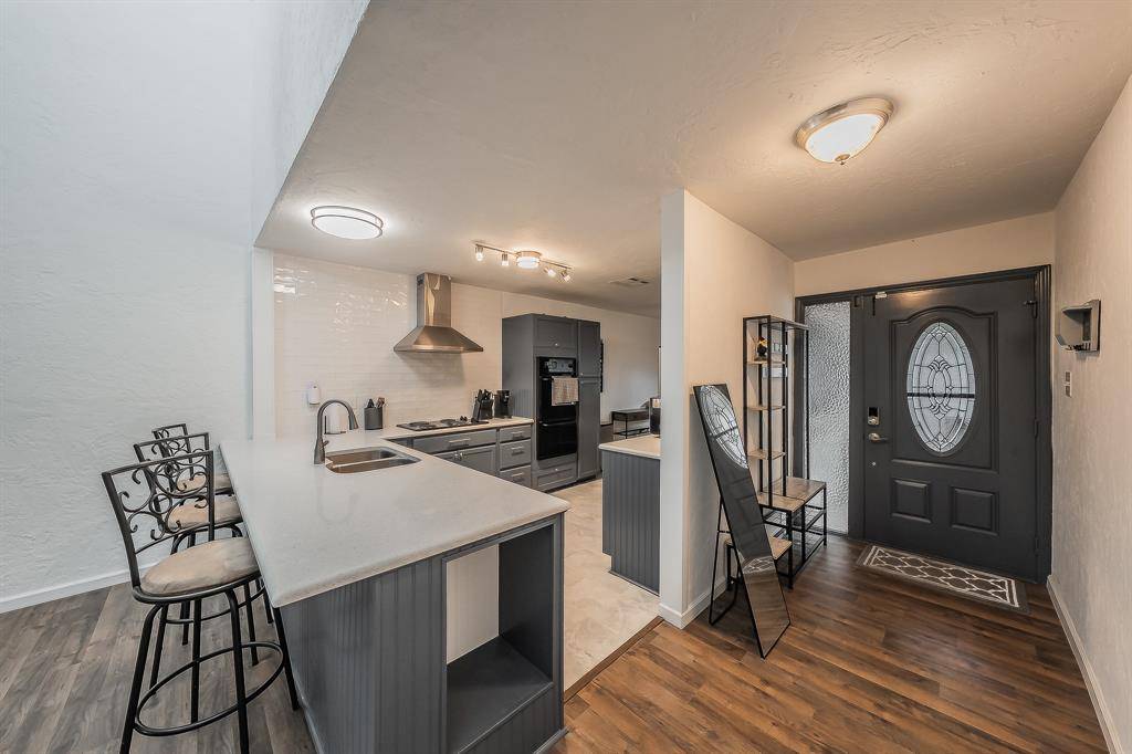 1001 Woodoak Court, Fort Worth, TX 76112