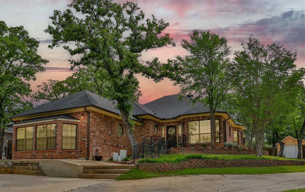 205 Kiowa Drive E, Gainesville, TX 76240