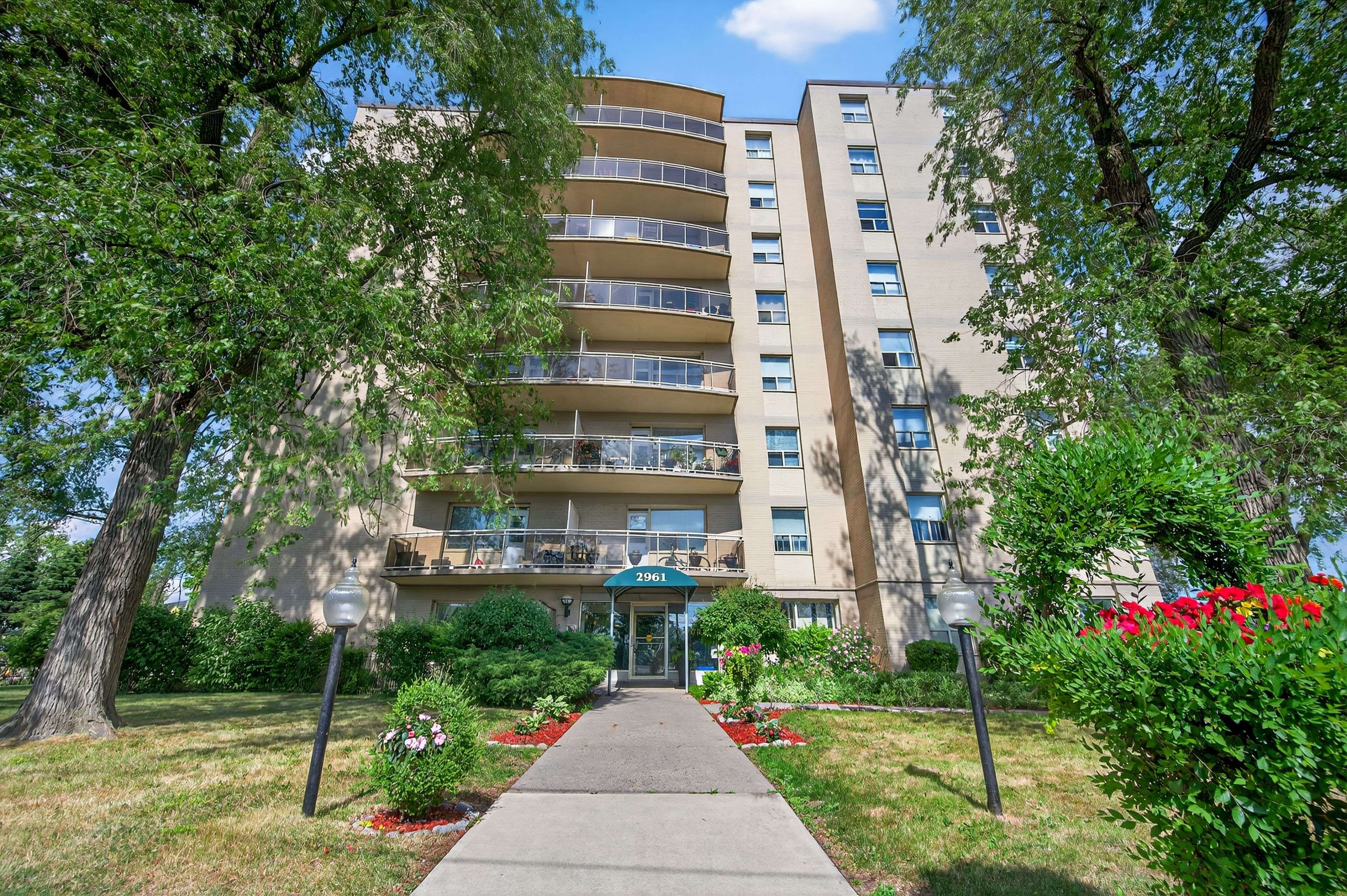 2961 Dufferin ST #202, Toronto W04, ON M6B 3T2