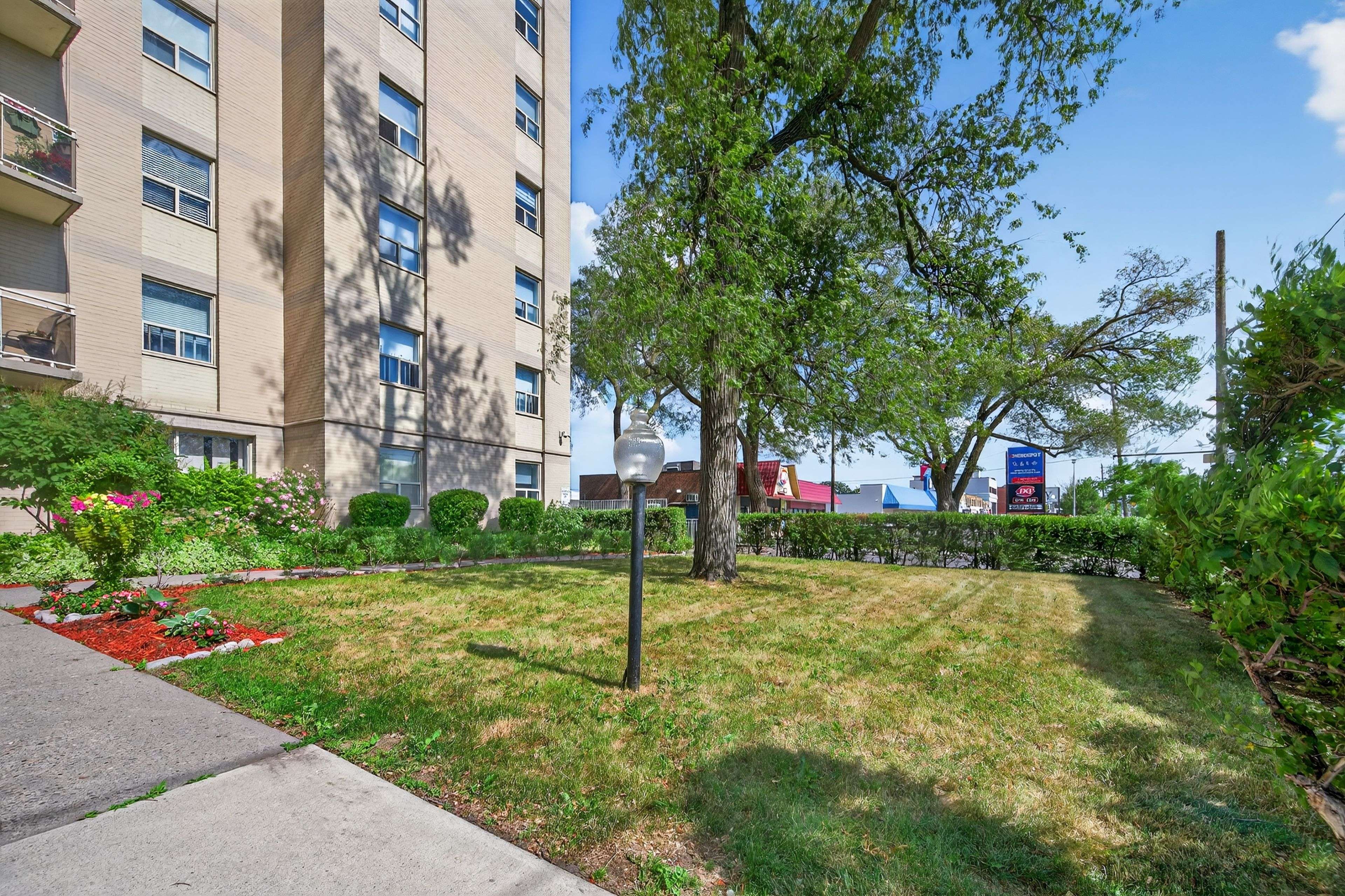 2961 Dufferin ST #202, Toronto W04, ON M6B 3T2