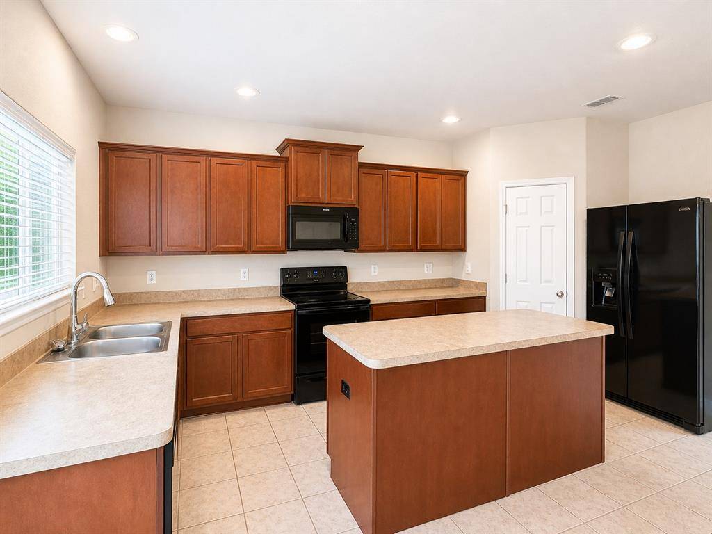 5548 Thunder Bay Drive, Fort Worth, TX 76119