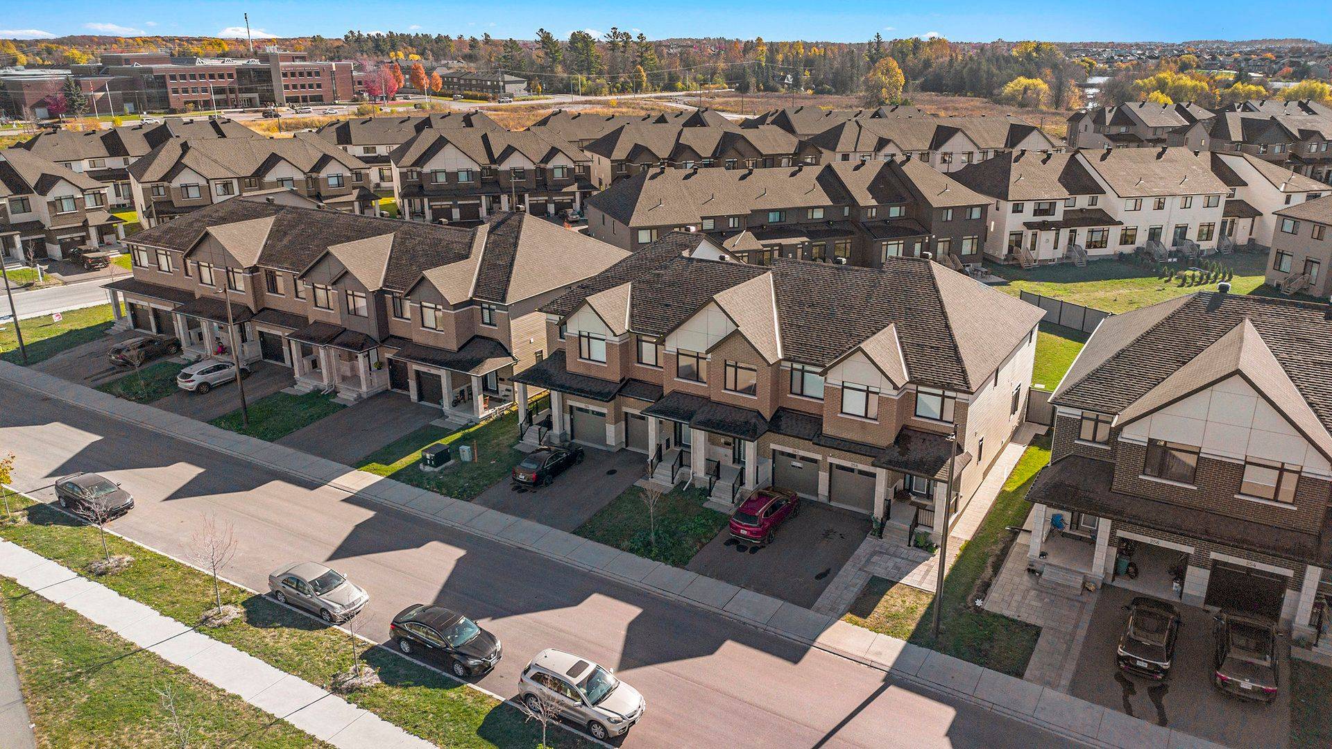 262 Darjeeling AVE, Barrhaven, ON K2J 6Z1
