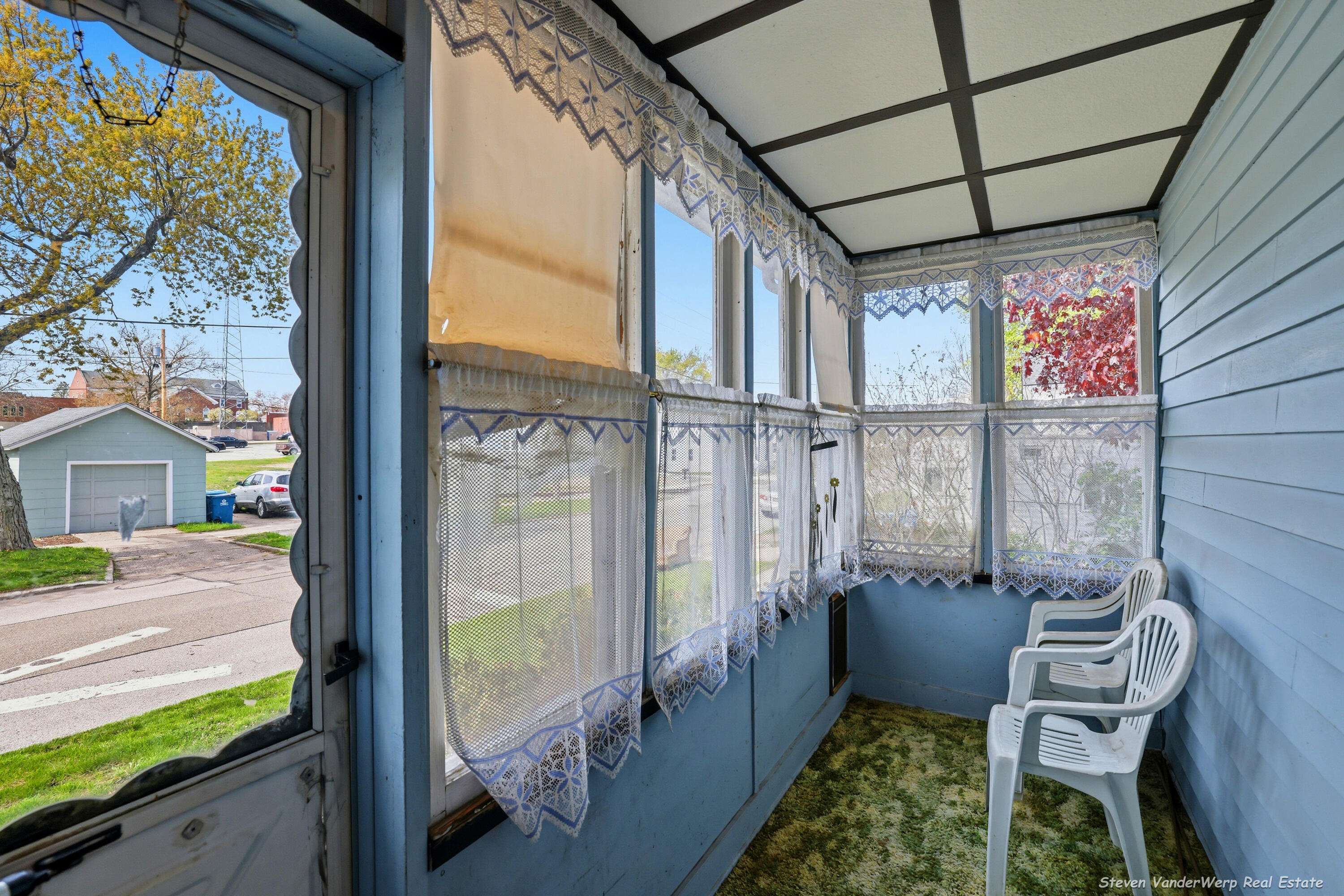 533 Fulton ST, Grand Haven City, MI 49417