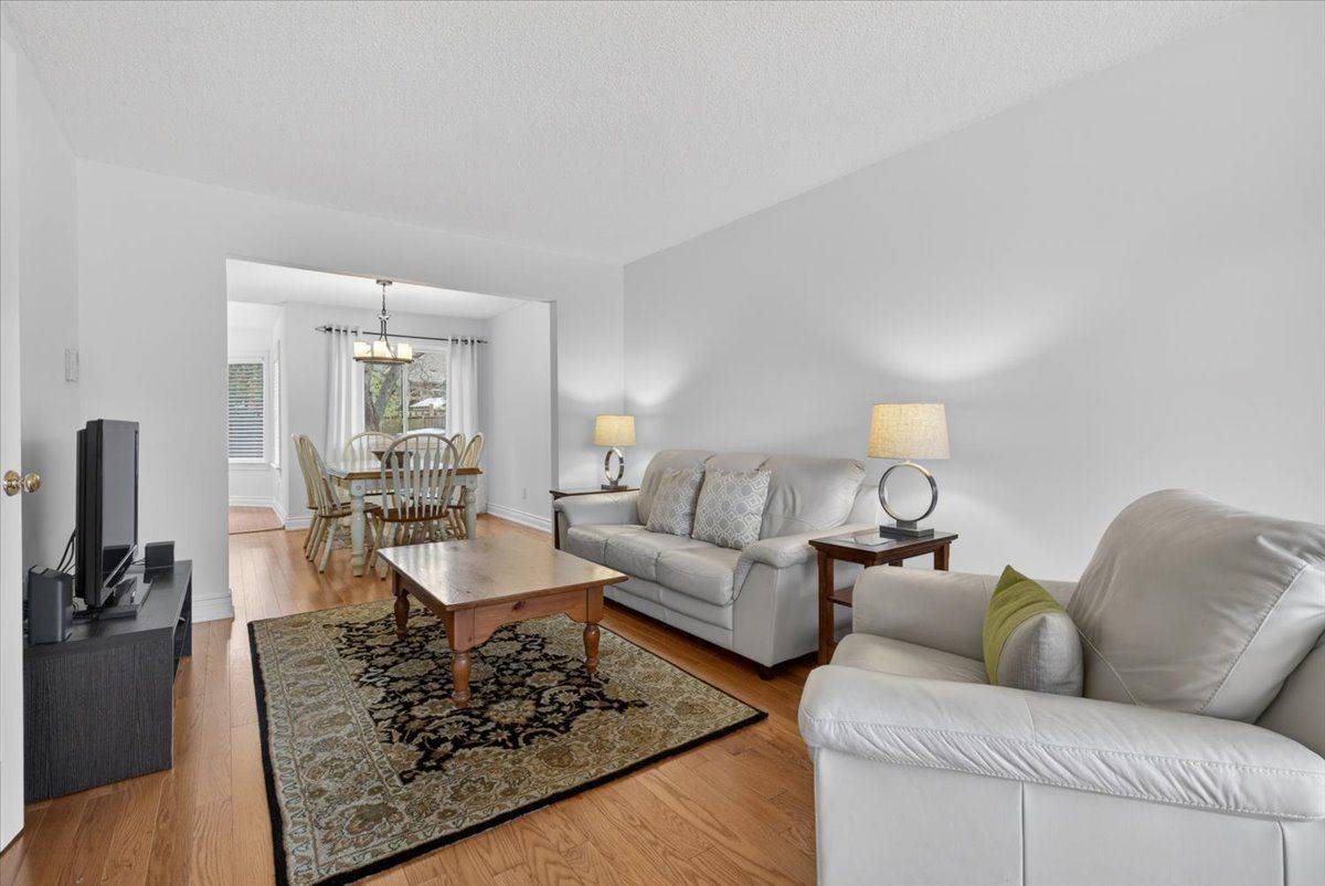 50 Mcleod DR, Aurora, ON L4G 5E8