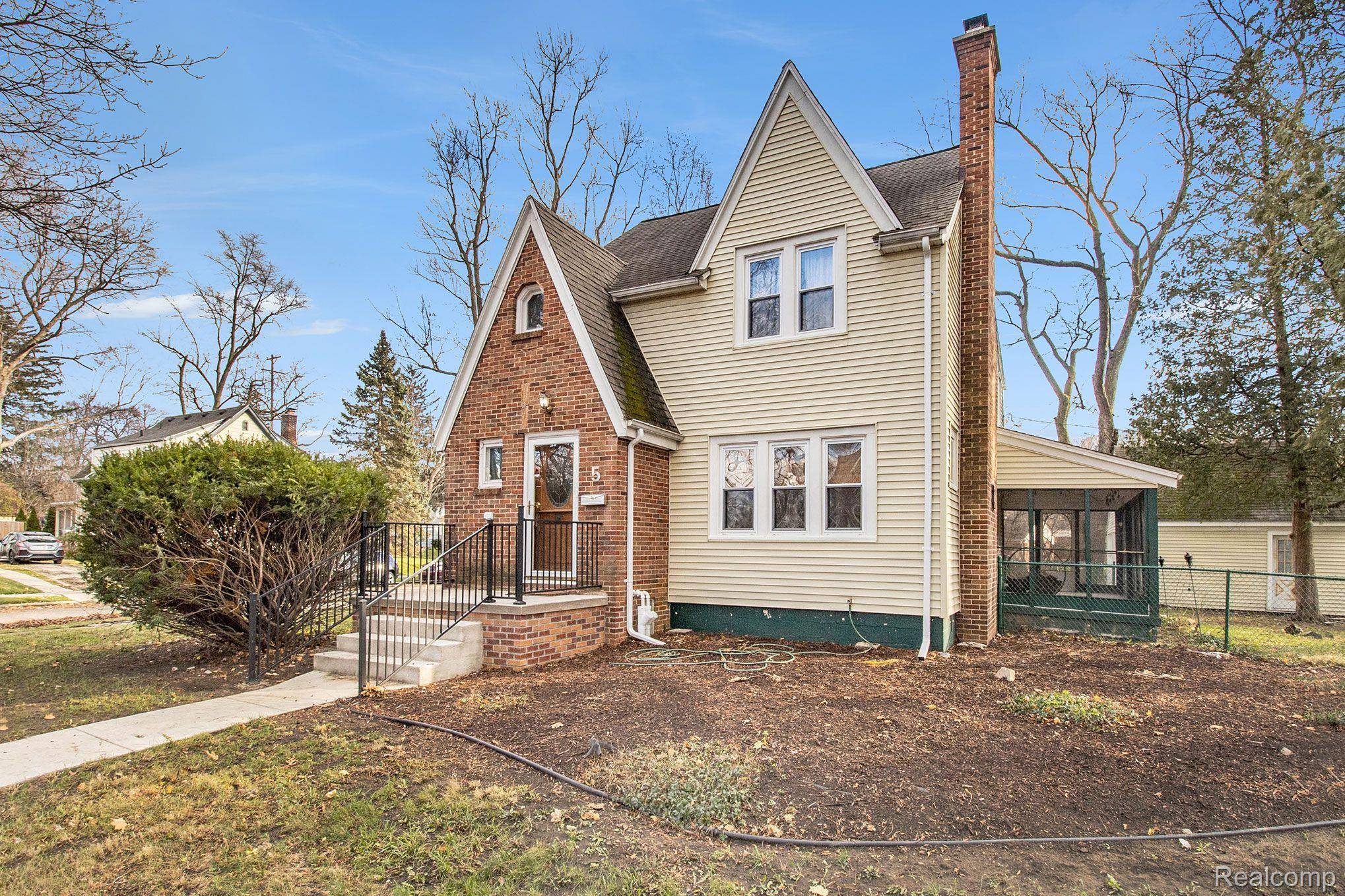5 WENONAH DR, Pontiac, MI 48341