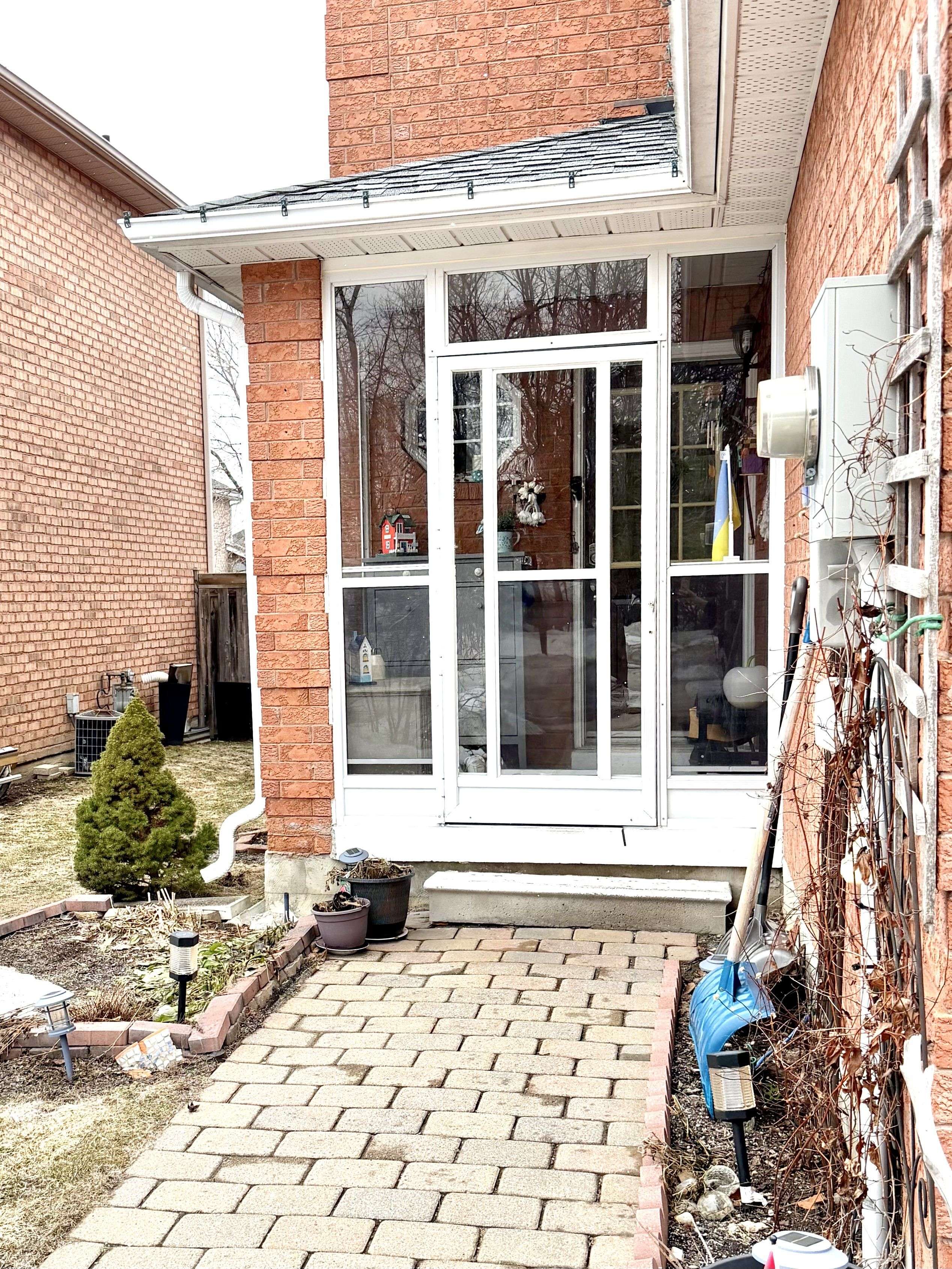 90 Bruce CRES, Barrie, ON L4N 8P4