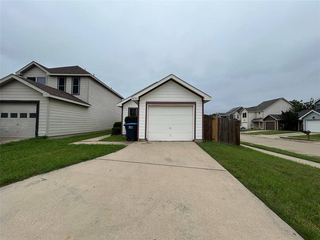 10745 Many Oaks Drive, Fort Worth, TX 76140