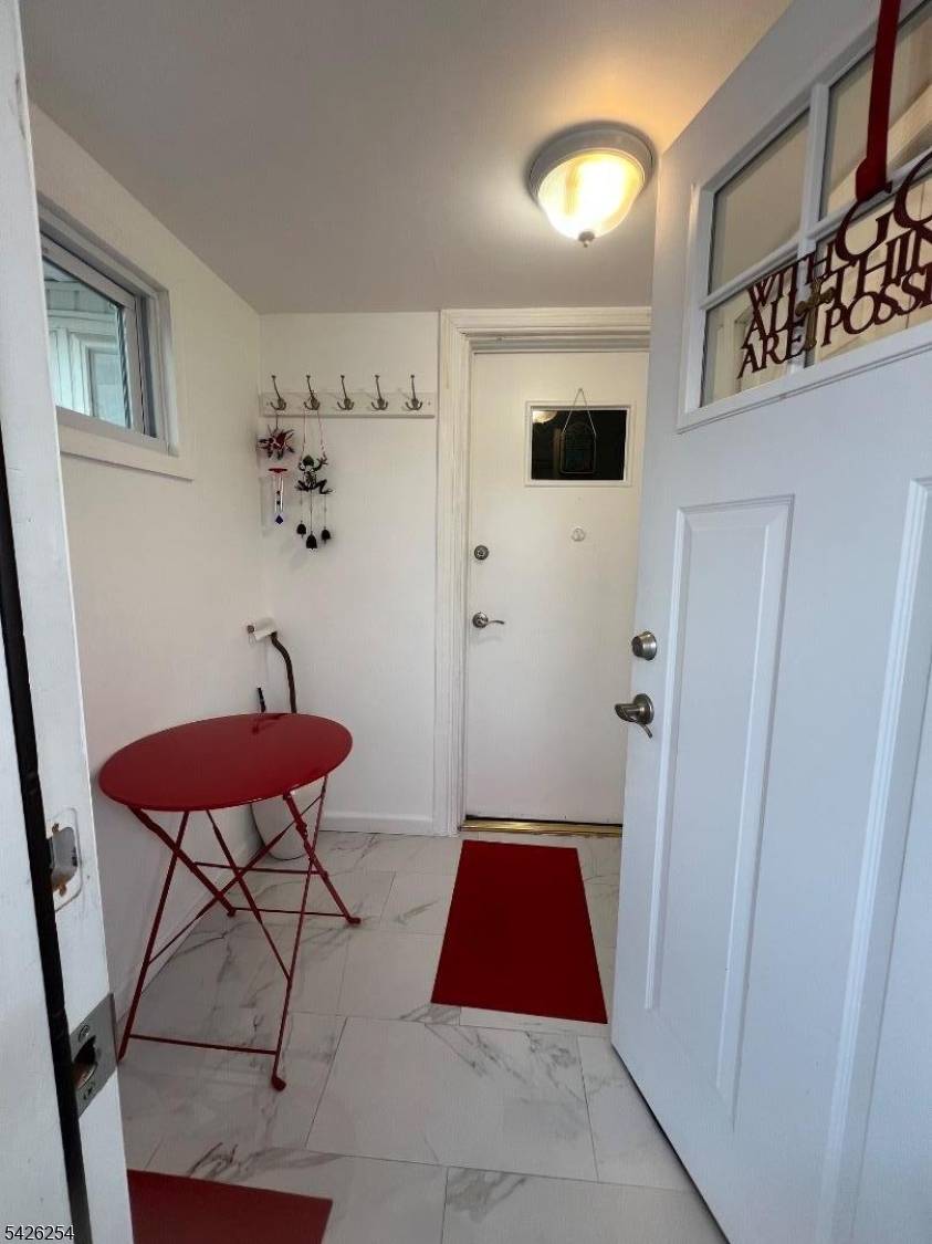 95 Hickory St, Carteret Boro, NJ 07008