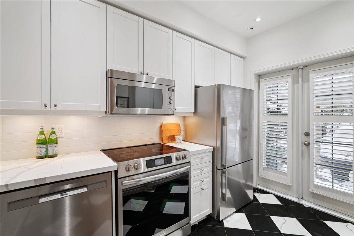 1 Baxter ST #2, Toronto C09, ON M4W 3W1